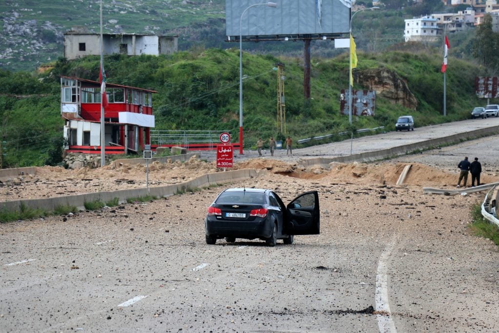 Israel lança ataques contra Teerã; Irã ameaça instalações de energia do Golfo