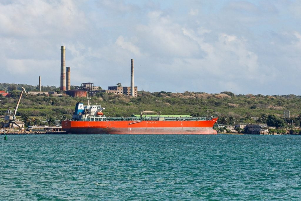 Petroleiro russo se aproxima de Cuba para entregar combustível