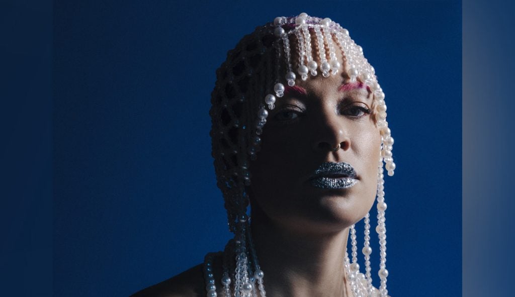 Ana Cacimba canta a religiosidade afro-brasileira e se contrapõe à intolerância