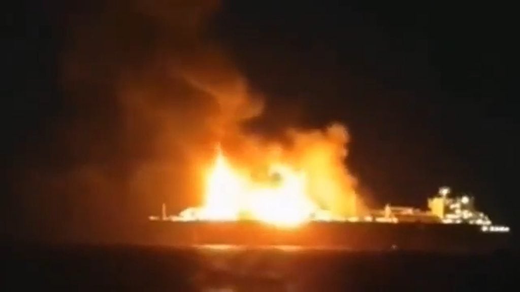 Navio russo com GNL afunda na Líbia; Moscou acusa Kiev