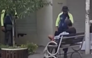 Agente do ‘ICE de Floripa’ é afastado após viralizar abordagem vexatória contra homem em situação de rua