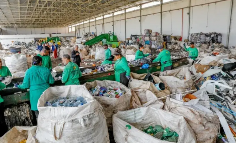 Mais de 300 cooperativas, que representam 4.800 catadores, já são apoiadas pelo Projeto Pró-Catadores | Foto: Lúcio Bernardo Jr./Agência Brasília