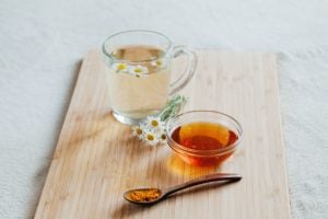 7 chás com ervas para melhorar a saúde no outono