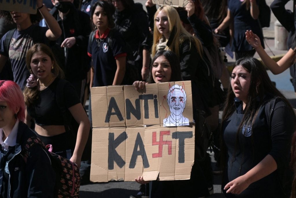 Milhares de estudantes no Chile protestam contra Kast por cortes na educação