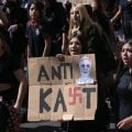 Milhares de estudantes no Chile protestam contra Kast por cortes na educação