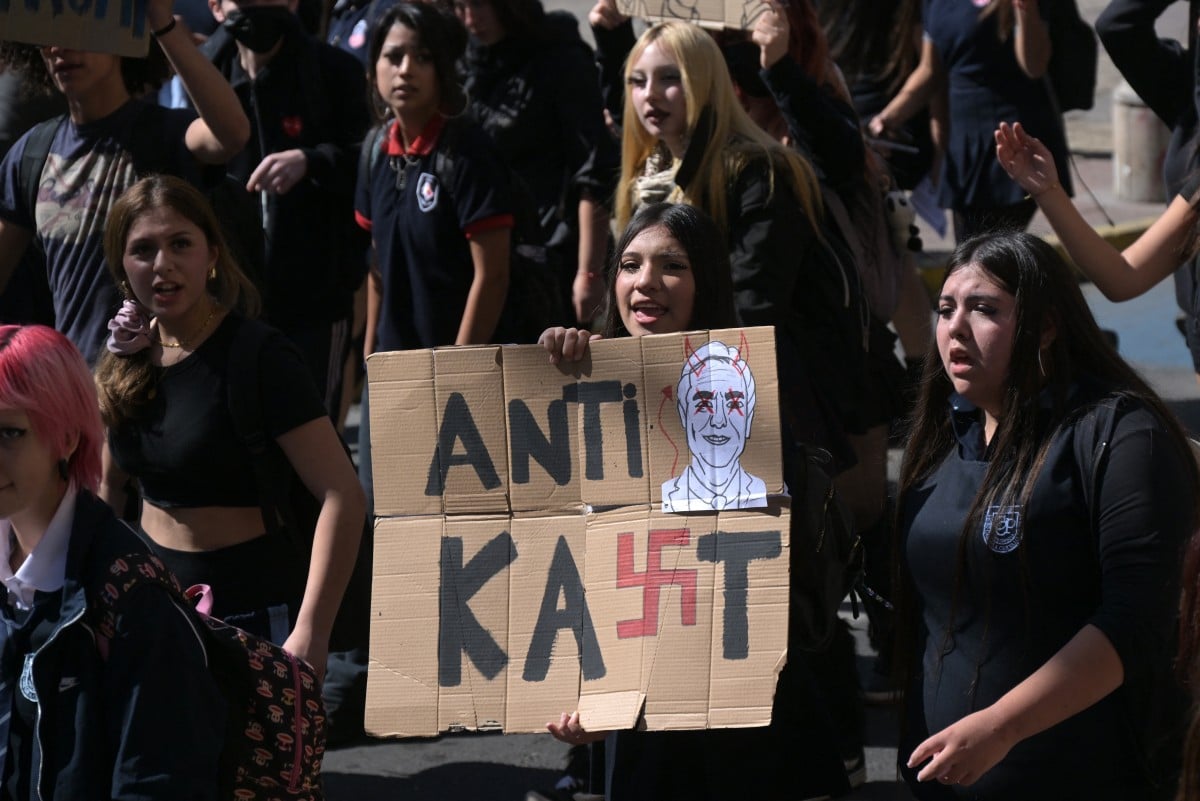Milhares de estudantes no Chile protestam contra Kast por cortes na educação