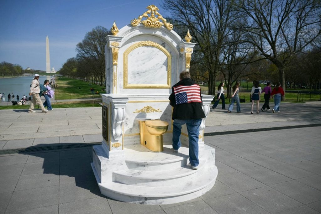 Vaso sanitário dourado é instalado em Washington para ironizar Trump