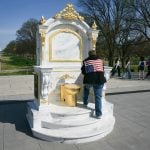 Vaso sanitário dourado é instalado em Washington para ironizar Trump