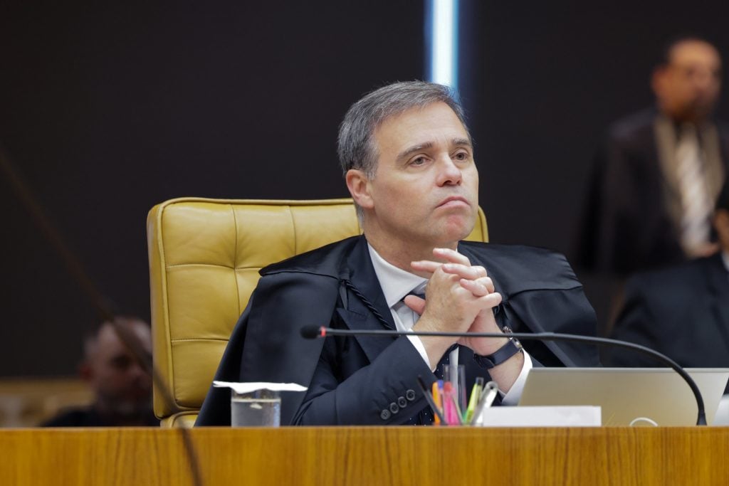 Fachin vai fornecer mais servidores para gabinete de André Mendonça para trabalharem no caso Master