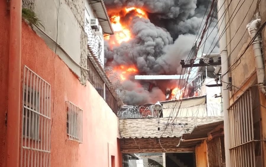 Incêndio de grandes proporções atinge galpão no Rio
