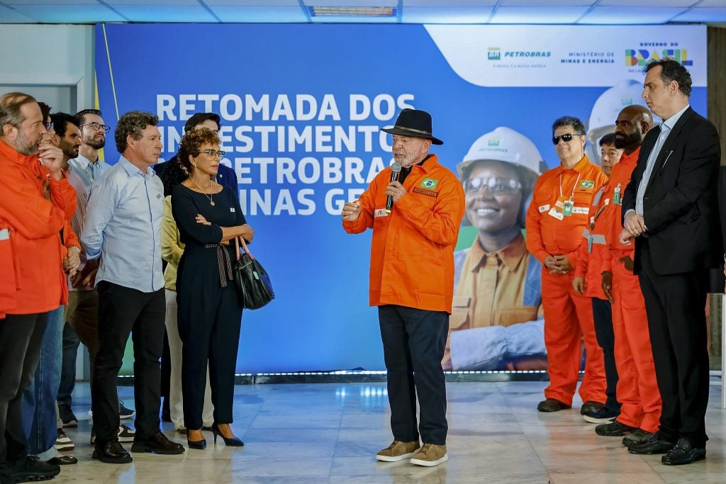 Pode demorar, mas vamos recomprar refinaria na Bahia, diz Lula