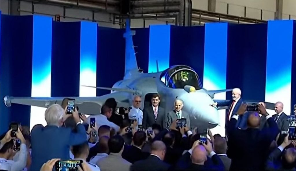 Lula lança o 1º caça supersônico produzido no Brasil