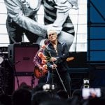 O ostracismo lhe cai bem