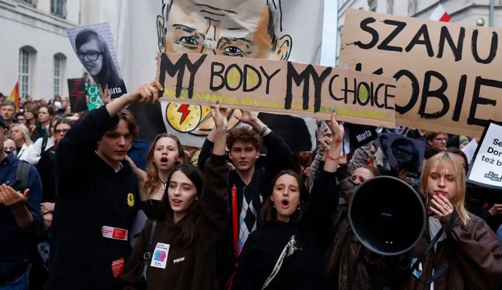 Médicos são condenados na Polônia por atrasar aborto que terminou em morte