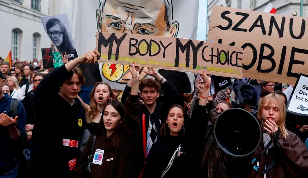 Médicos são condenados na Polônia por atrasar aborto que terminou em morte