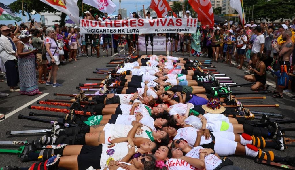 Mulheres se reúnem em Copacabana contra a violência e o feminicídio