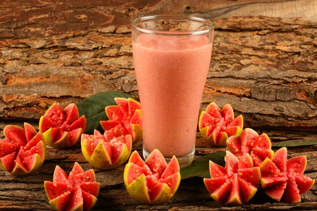 Goiaba: 8 benefícios da fruta para a saúde