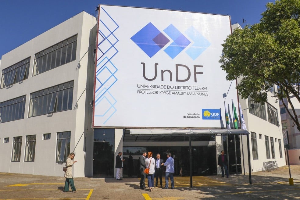 Alunos e professores fazem greve contra mudança de campus da UnDF