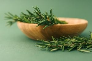 4 banhos para fortalecer a autoestima e atrair amor no fim de semana