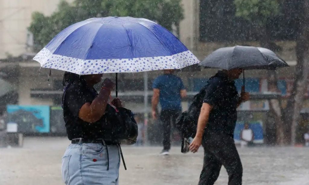 Semana começa com alerta laranja de chuvas intensas em 17 estados