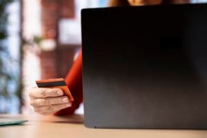 72% dos consumidores usam o Google na decisão de compra; gerações X e Y ignoram TikTok; veja pesquisa