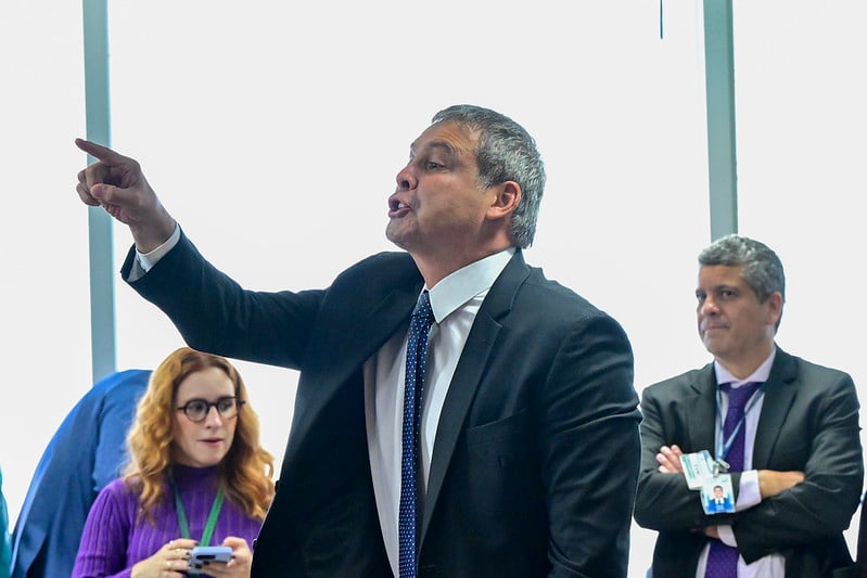 ‘Estuprador’ e ‘cafetão’: CPMI do INSS tem troca de ofensas entre Lindbergh e Gaspar