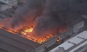 Incêndio de grandes proporções atinge distribuidora de tintas na Grande São Paulo