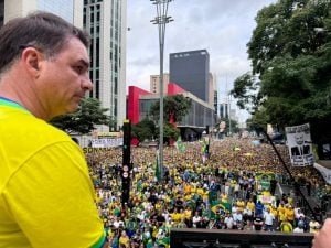 Em tom de campanha, Flávio Bolsonaro diz que subirá rampa do Planalto em 2027 junto do pai