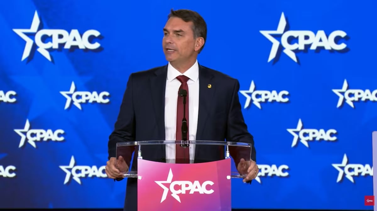 Em evento nos EUA, Flávio pede monitoramento e pressão diplomática por ‘eleições justas’ no Brasil