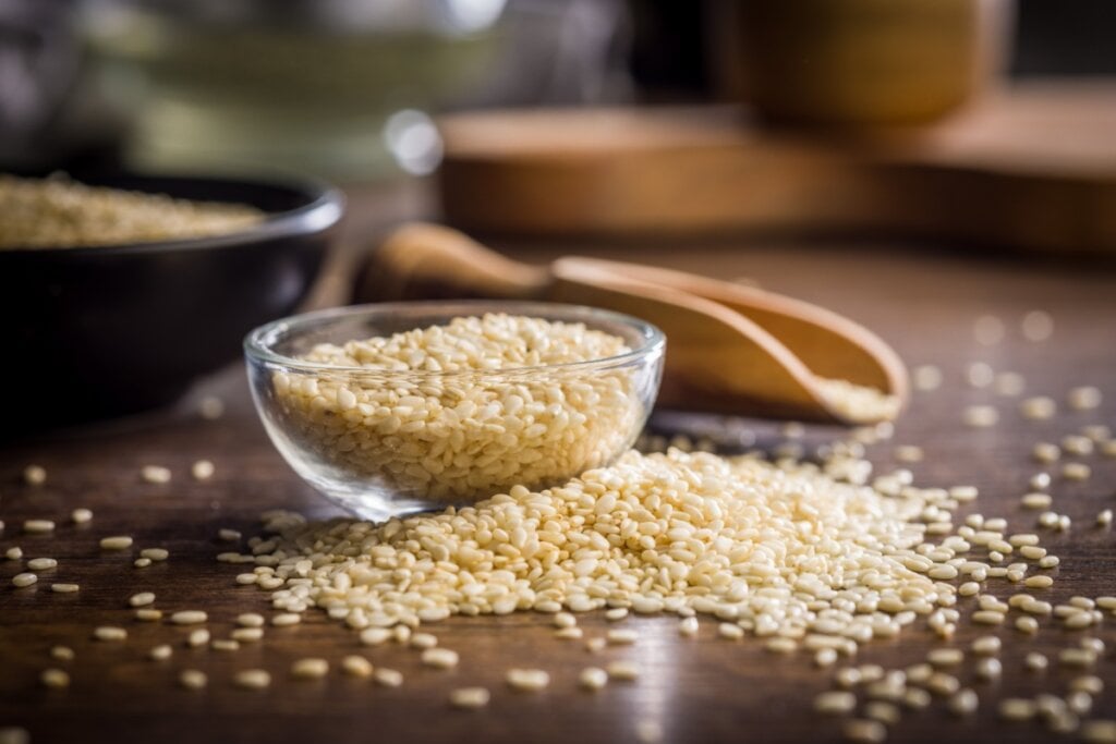 Semente pequena e poderosa: conheça os benefícios surpreendentes do gergelim para a saúde