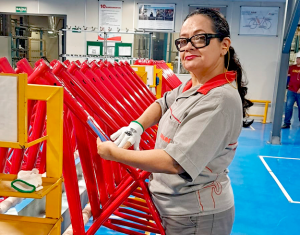 Presença feminina no setor de duas rodas dobra em dez anos, mas mulheres ainda são 17% da força de trabalho