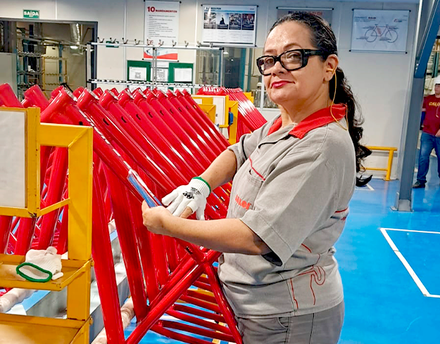 Presença feminina no setor de duas rodas dobra em dez anos, mas mulheres ainda são 17% da força de trabalho