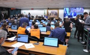 CCJ da Câmara aprova projeto que prevê prisão imediata do agressor que descumpre medida protetiva