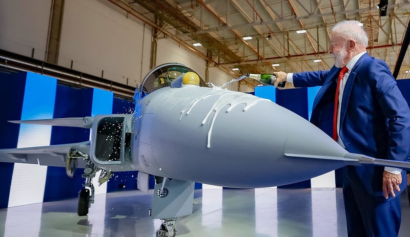 Lula lança o 1º caça supersônico produzido no Brasil