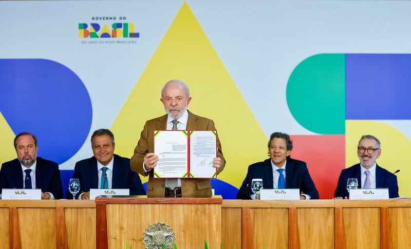 Lula zera PIS e Cofins sobre o diesel: ‘Culpa da irresponsabilidade da guerra’