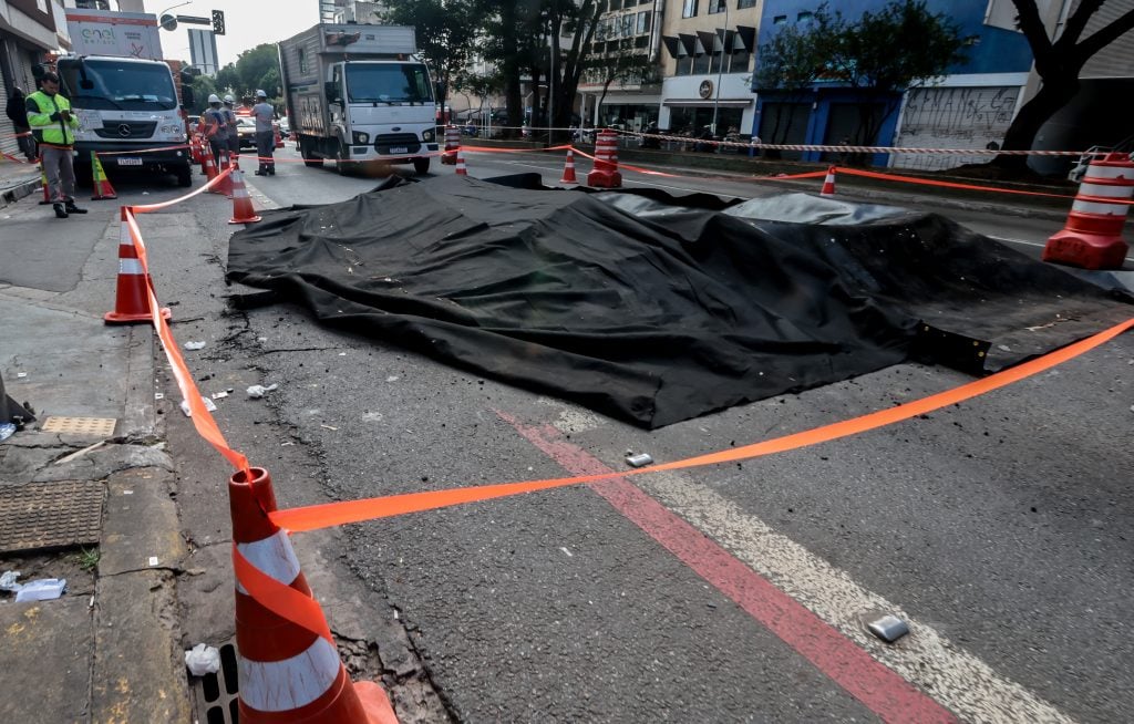 Explosão abre grande buraco na Rua da Consolação em São Paulo