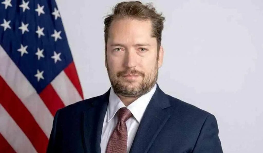 Moraes autoriza visita de conselheiro de Trump a Bolsonaro na Papudinha