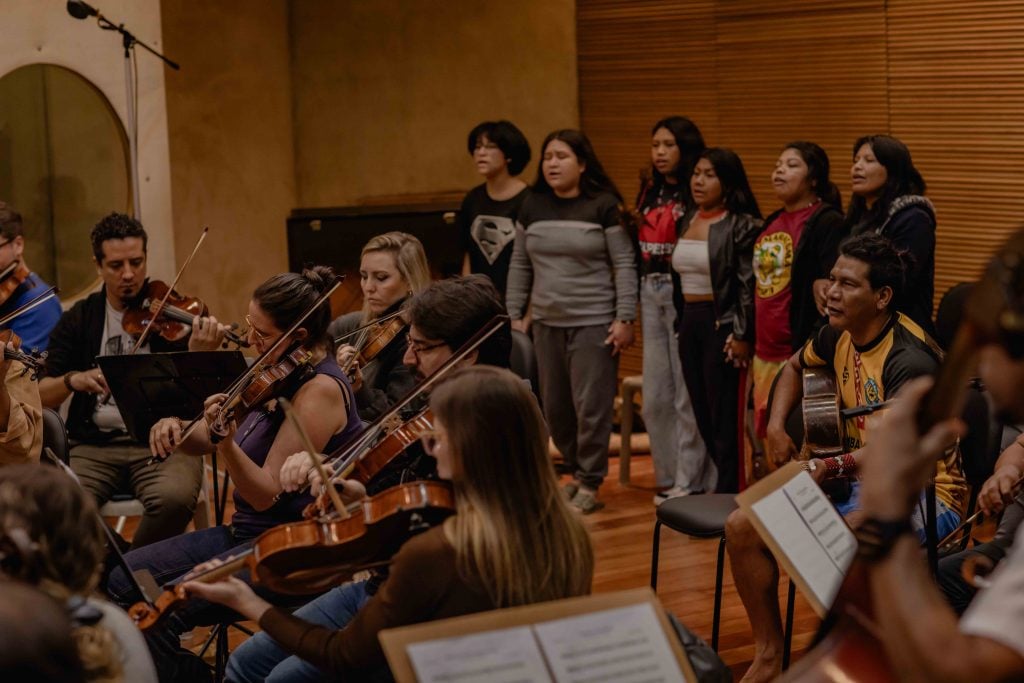 Álbum de cânticos ancestrais reúne coral indígena e orquestra de cordas