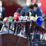 Brasil registra 2,5 mil agressões virtuais contra jornalistas por dia em 2025