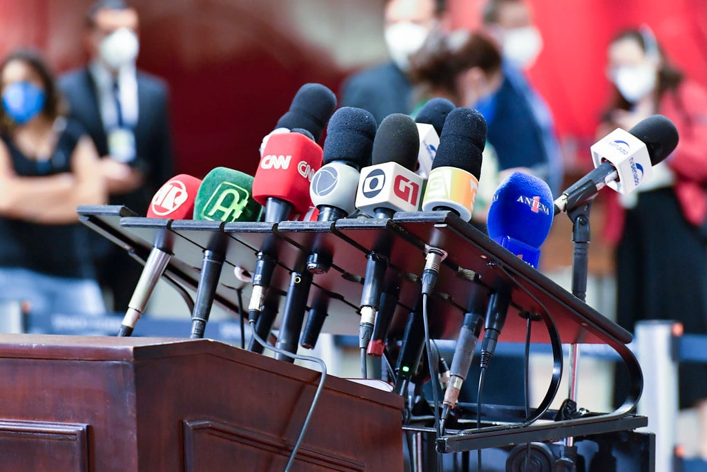 Brasil registra 2,5 mil agressões virtuais contra jornalistas por dia em 2025