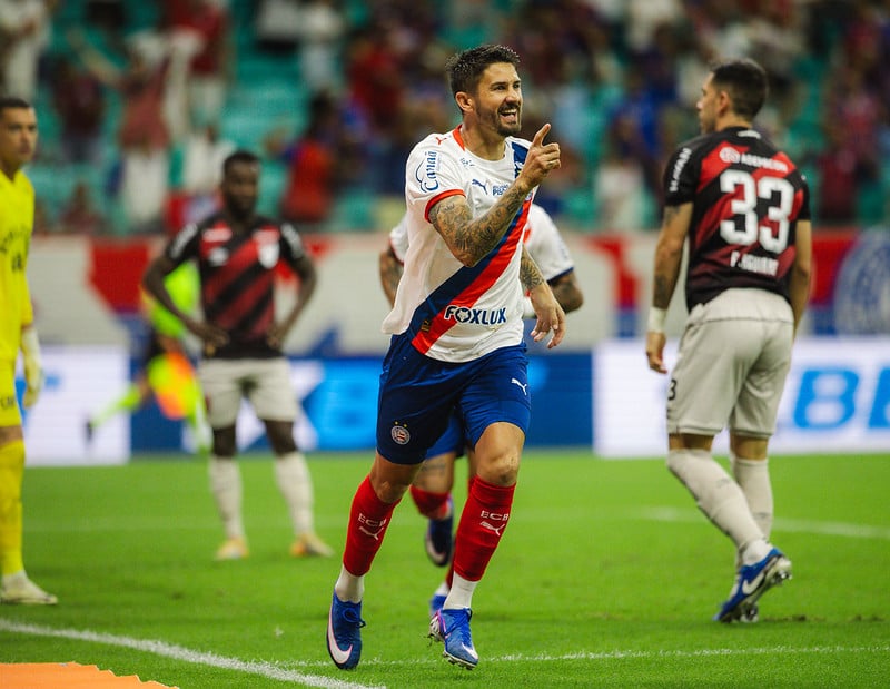 Bahia vence o Athletico-PR por 3 a 0 e se mantém no topo da tabela