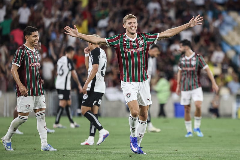 Fluminense joga bem e vence o Corinthians