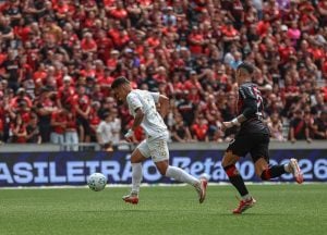 Athletico-PR vence a Chapecoense e sobe na tabela do Brasileirão