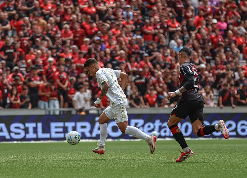 Athletico-PR vence a Chapecoense e sobe na tabela do Brasileirão