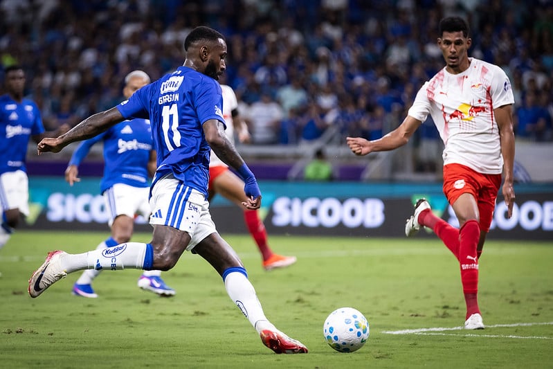 Cruzeiro vence o Bragantino e respira no Brasileirão