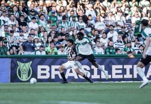 Coritiba vence o Atlético-MG com trapalhada de Lyanco