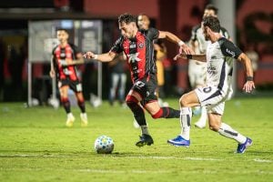 Vitória e Corinthians empatam sem gols no Barradão