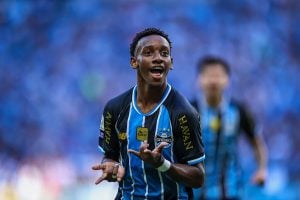 Grêmio bate o Coritiba em sua arena pelo Brasileirão