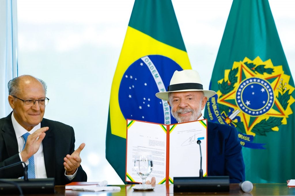 Lula assina decreto que promulga acordo UE-Mercosul