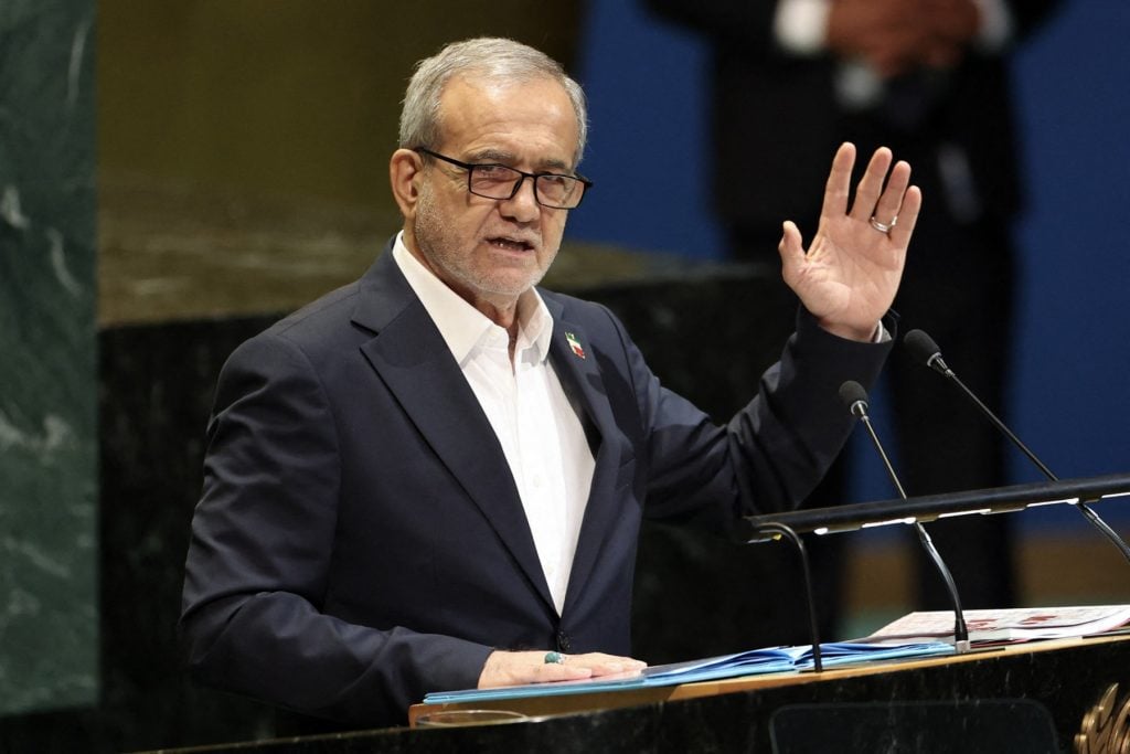 Ataques dos EUA à infraestrutura elétrica iraniana são crimes de guerra, diz presidente